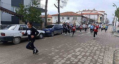 Selendi'de kros yarışı nefes kesti