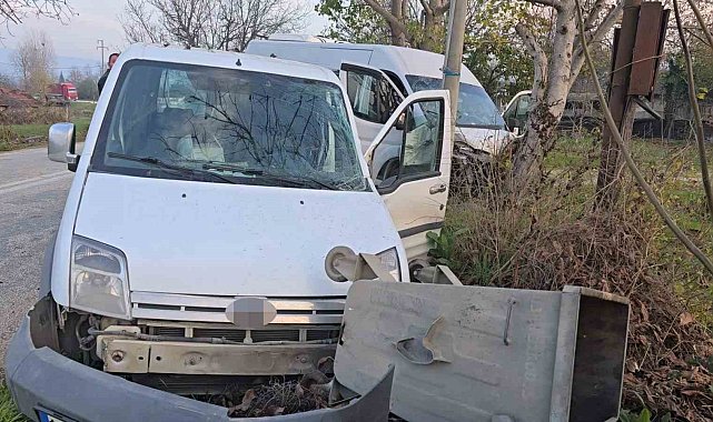Servis minibüsü hafif ticari araçla çarpıştı: 11 yaralı