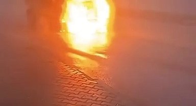 Seyir halindeki araç yanarak hurdaya döndü