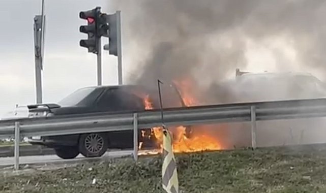 Seyir halindeki otomobil alev topuna döndü