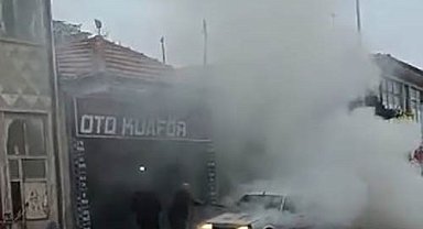 Seyir halindeki otomobil yandı, esnaf yardıma koştu