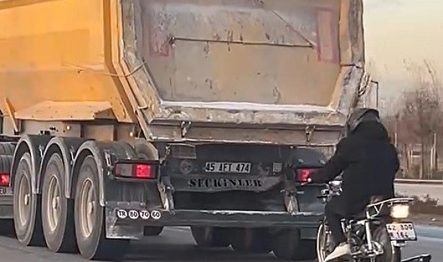 Seyir halindeki tırın peşinde motosikletli tehlikeli yolculuk