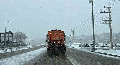 Siirt'te ekiplerin karla mücadele çalışmaları sürüyor