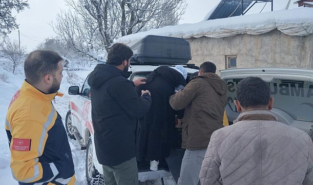 Siirt'te iç kanama geçiren hasta, ekiplerin yolu açmasıyla hastaneye yetiştirildi