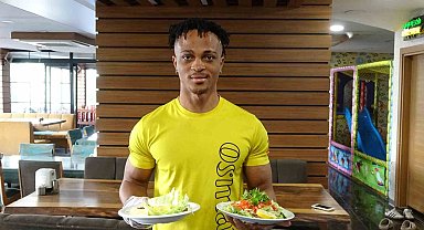 Siirt'te yemek servisleri Nijeryalı Micheal'den