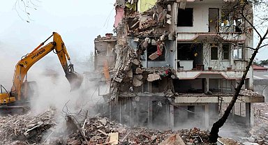 Sındırgı'da deprem sonrası yıkımlar yeniden başladı