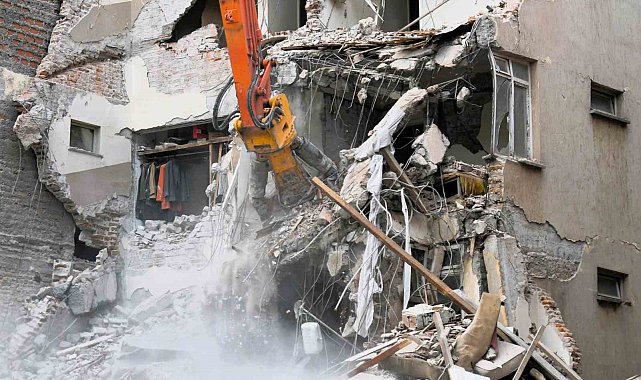 Sındırgı'da depremin izleri siliniyor