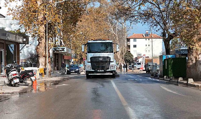 Sındırgı'da hasarlı binaların yıkımı sonrası temizlik çalışmaları sürüyor