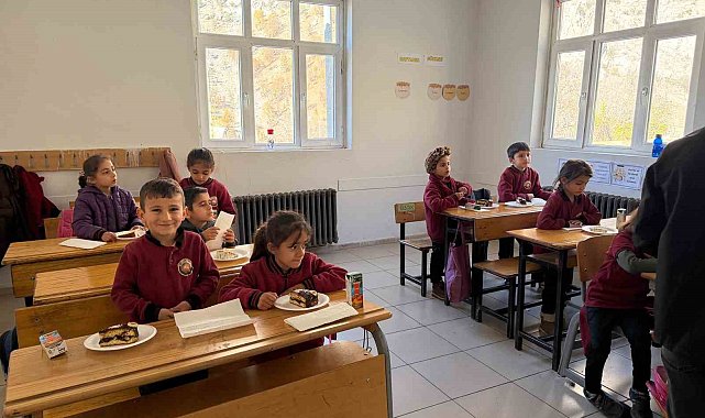 Sınırdaki öğrencilere pasta sürprizi