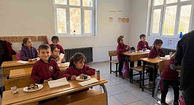 Sınırdaki öğrencilere pasta sürprizi