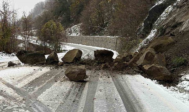 Sinop'ta heyelan nedeniyle yol ulaşıma kapandı