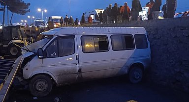 Sinop'ta servis minibüsü ile otomobil çarpıştı: 1 ölü, 10 yaralı