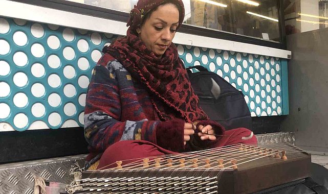 Sıra dışı müzik aleti ile sokakta sanatını devam ettiriyor