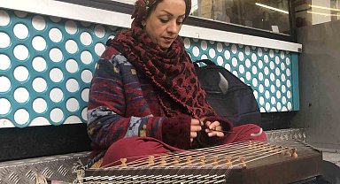 Sıra dışı müzik aleti ile sokakta sanatını devam ettiriyor