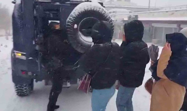 Şırnak'ta kar alarmı: Polis mahsur kalan vatandaşların yardımına koştu