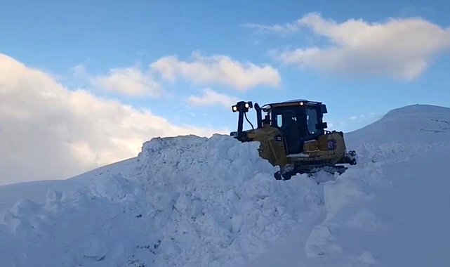 Şırnak'ta kar esareti devam ediyor, ekipler eksi 20 derecede çalışıyor