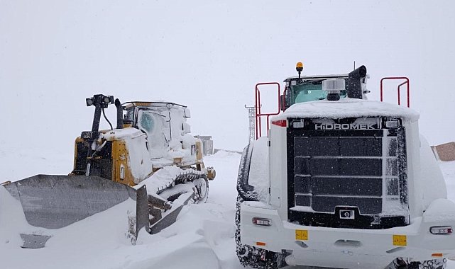 Şırnak'ta kar yolları kapattı, beyaz esaret başladı