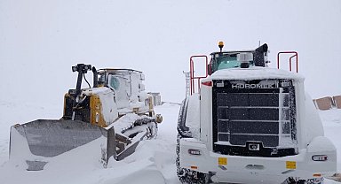 Şırnak'ta kar yolları kapattı, beyaz esaret başladı