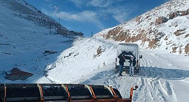 Şırnak'ta karda mahsur kalan 12 kişi 3 saatlik çalışmayla kurtarıldı