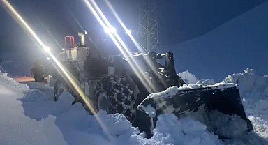 Şırnak'ta karla mücadele gece de devam ediyor