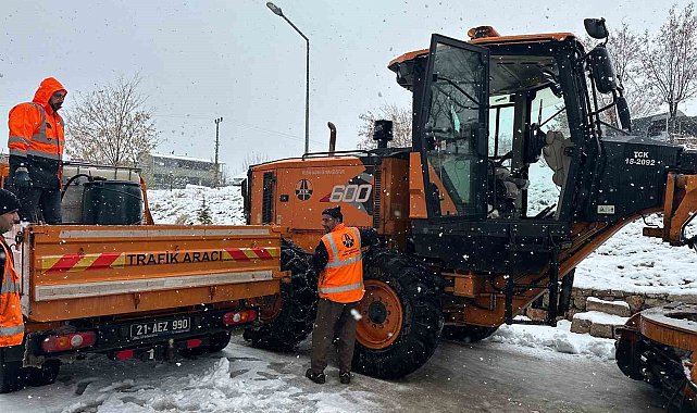 Şırnak'ta "turuncu kod" alarm: 22 araç yollarda kaldı