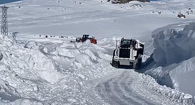 Şırnak'ta tipi, köy yollarını ulaşıma kapattı