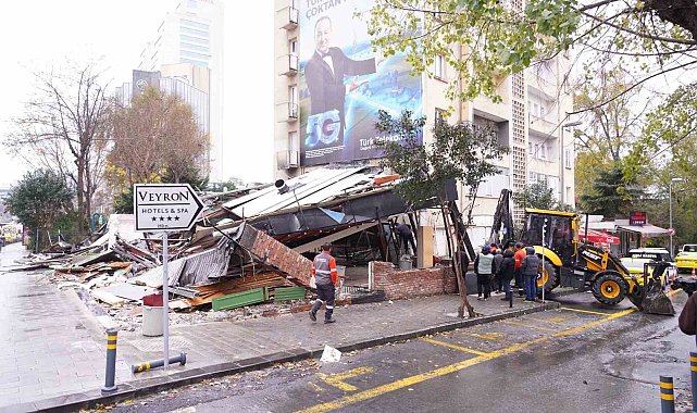 Şişli'de 25 kişinin zehirlenmesi iddiasıyla gündeme gelen restoran yıkıldı