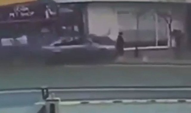 Şişli'de otomobilin yayaların arasına daldığı anlar kamerada