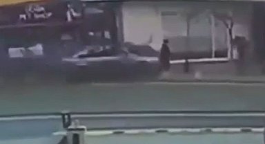 Şişli'de otomobilin yayaların arasına daldığı anlar kamerada