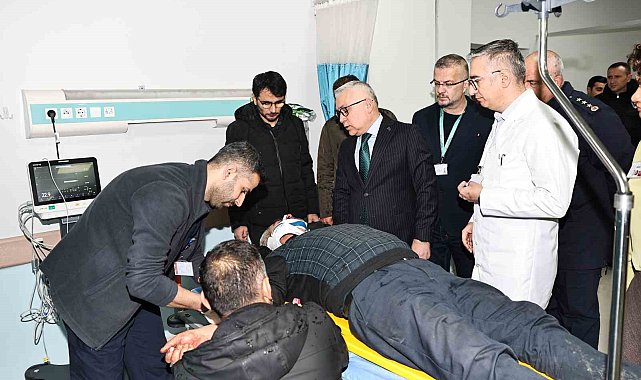 Sivas Valisi, servis kazasında yaralanan öğrencileri ziyaret etti
