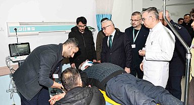 Sivas Valisi, servis kazasında yaralanan öğrencileri ziyaret etti