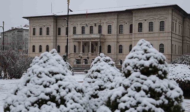 Sivas'ta beklenen kar yağdı, Tarihi Kent Meydanı beyaza büründü