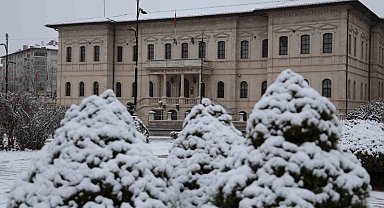 Sivas'ta beklenen kar yağdı, Tarihi Kent Meydanı beyaza büründü
