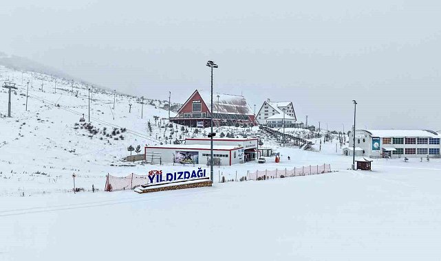 Sivas'ta bulunan Yıldız Dağı Kış Sporları ve Kayak Merkezi'nde kar kalınlığı 15 santimetreye ulaştı