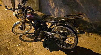 Siverek'te apartmanın girişine park edilen motosiklet yandı