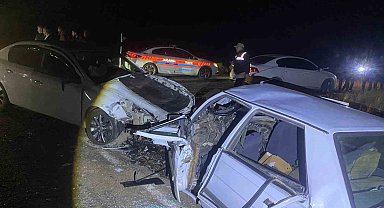 Siverek'te otomobiller kafa kafaya çarpıştı: 2'si ağır 7 yaralı