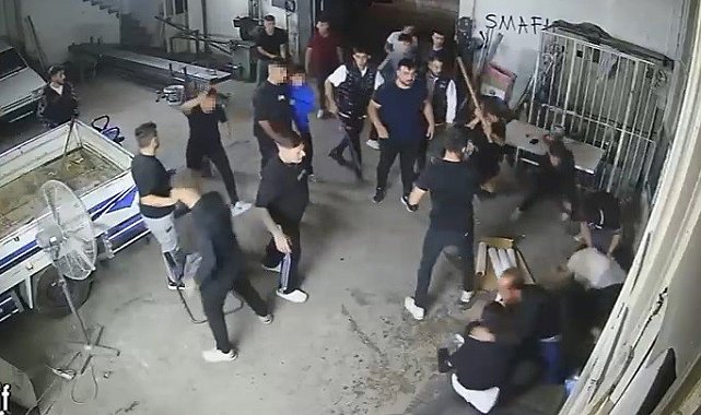 Sopa, kürek ve av tüfekli meydan savaşını andıran kavga kamerada