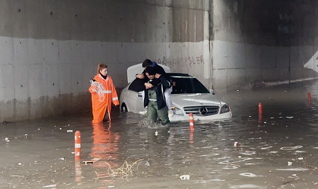 Suda mahsur kalan araçtaki 2 kişiyi itfaiye ekipleri kurtardı