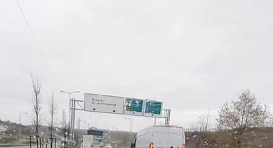 Sultangazi'de bu kadarına da "pes" dedirten görüntü: Aracın arkasına bağladığı onlarca kasayla böyle yol aldı