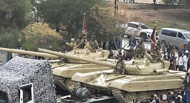 Suriye'de Esad'ın devrilmesinin yıl dönümünde yeni ordudan askeri geçit töreni