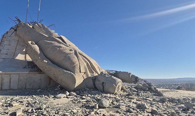 Suriye'de halkın yıktığı Hafız Esad'ın dev heykelinden geriye enkazı kaldı