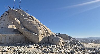 Suriye'de halkın yıktığı Hafız Esad'ın dev heykelinden geriye enkazı kaldı