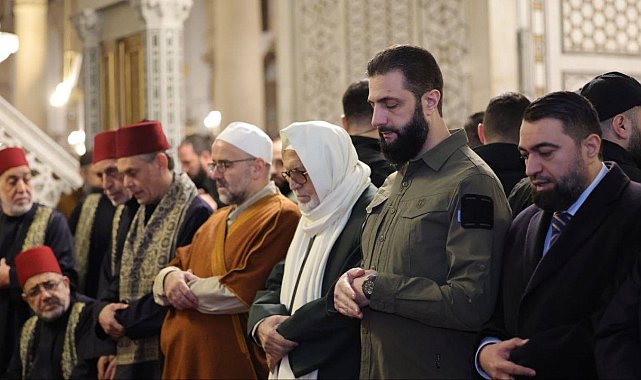 Suriyeli lider eş-Şara devrimin yıl dönümünde Emevi Camii'nde askeri kıyafetleriyle namaz kıldı