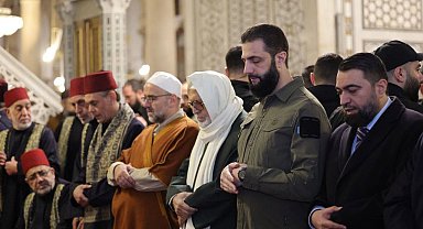 Suriyeli lider eş-Şara devrimin yıl dönümünde Emevi Camii'nde askeri kıyafetleriyle namaz kıldı