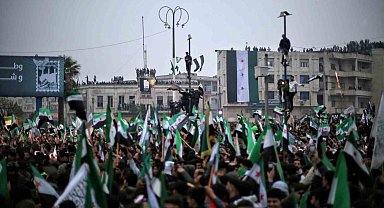 Suriyeliler Esad rejiminin devrilmesinin 1'inci yıl dönümünü Emevi Meydanı'nda kutladı