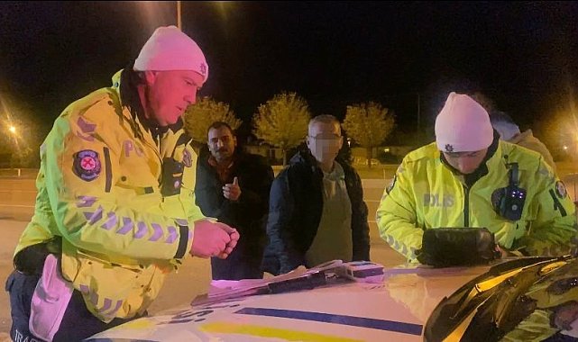 Sürücüsü alkollü çıkan otomobildeki yolcudan gazetecilere: "Haberin konusu nedir"