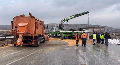 TAG Otoyolu'nda yanan tırlar kaldırıldı, yol trafiğe açıldı