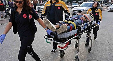 Taksi ile çarpışan motosikletli gençler metrelerce sürüklendi