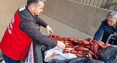 Tarihi geçmiş 850 kilogram sucuk ele geçirildi