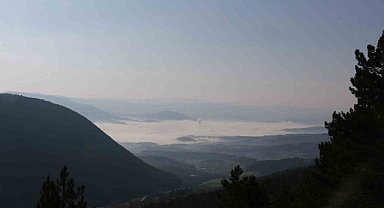 Tarihi ilçe sis tabakası altında kaldı